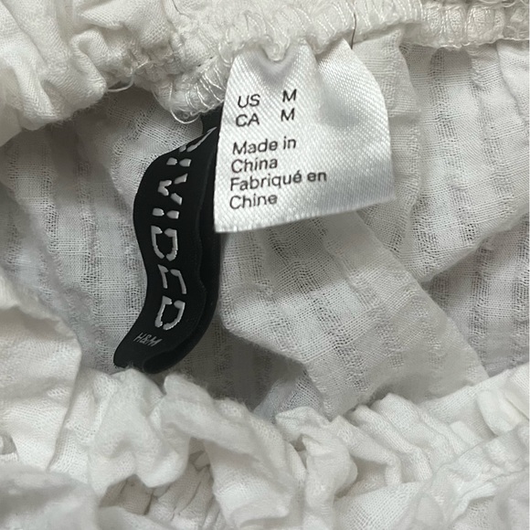 Cute white top with ruffled sleeves and collar - Picture 2 of 2